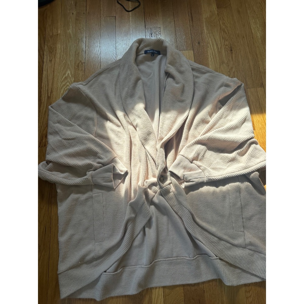 Women's oversized cardigan with button and pockets